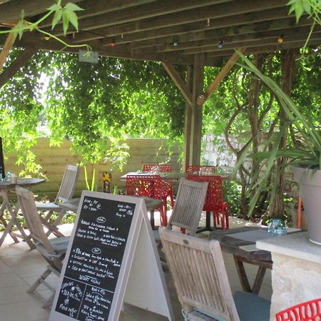 Auberge "Au Bon Accueil" Crouzilles Kültér fotó