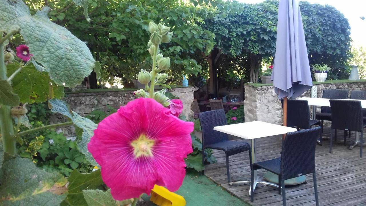 Auberge "Au Bon Accueil" Crouzilles Kültér fotó