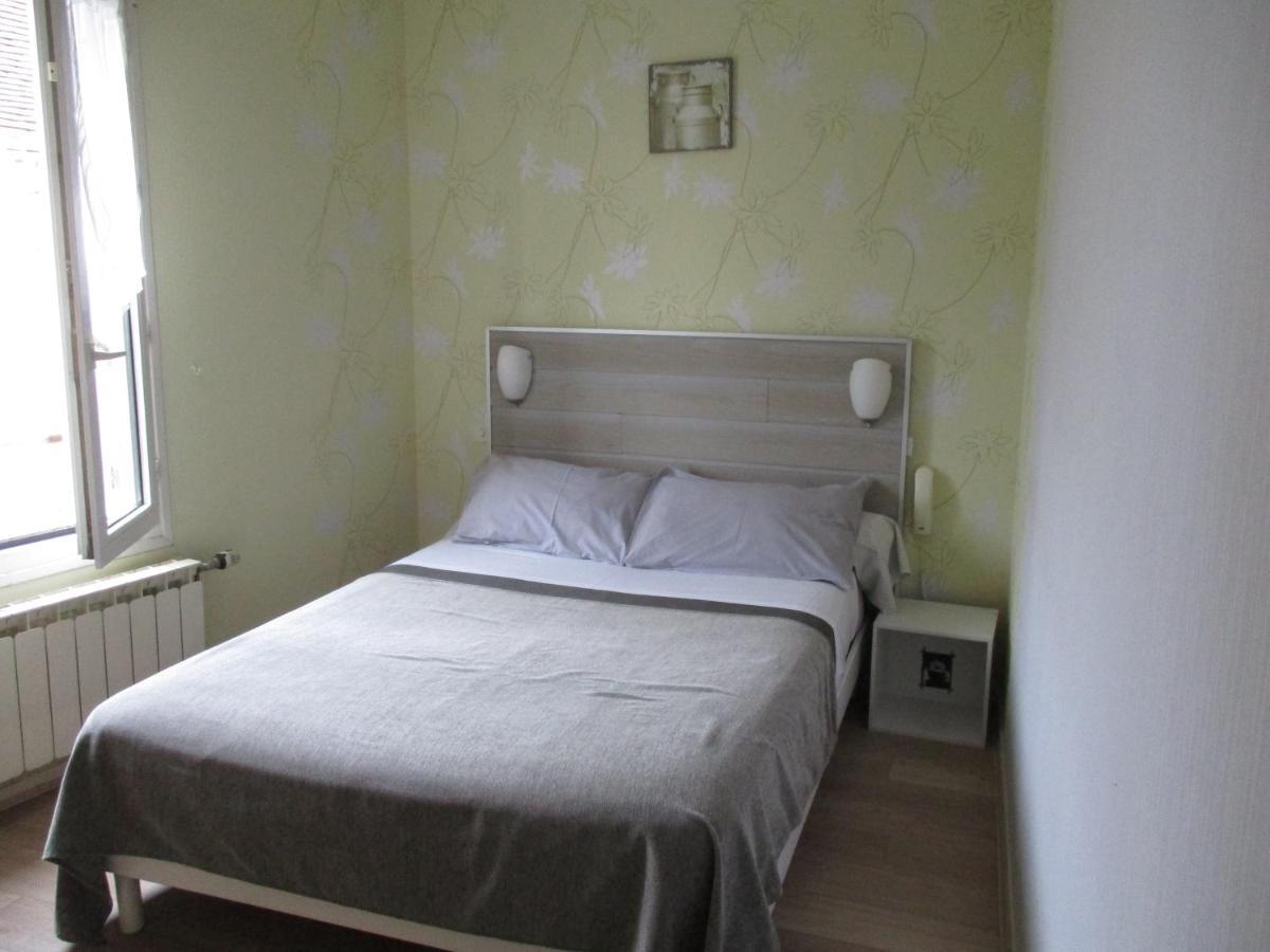 Auberge "Au Bon Accueil" Crouzilles Kültér fotó