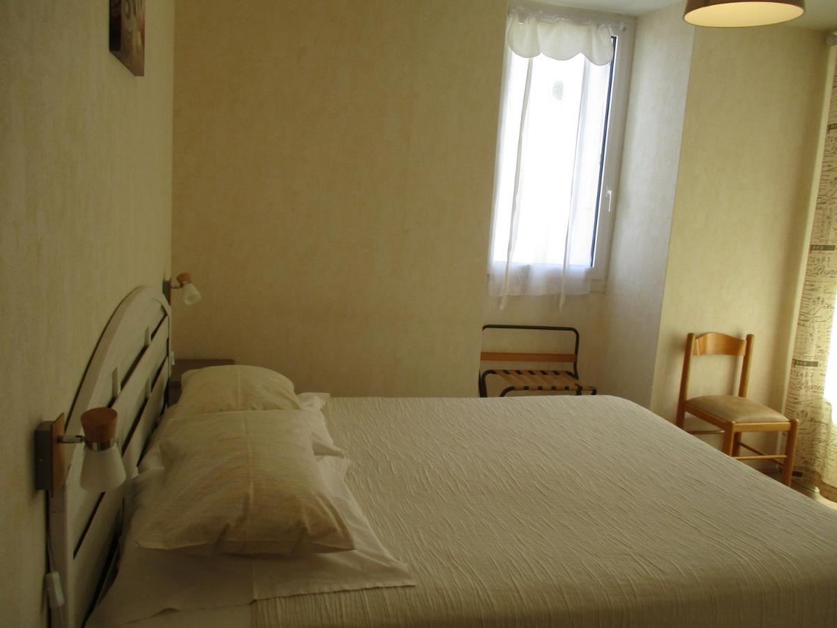 Auberge "Au Bon Accueil" Crouzilles Kültér fotó