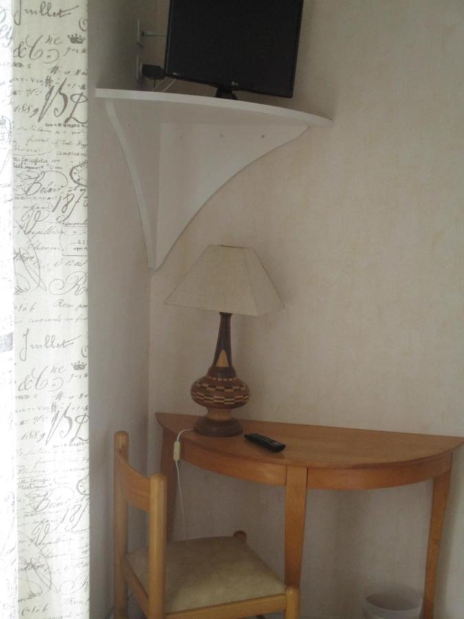Auberge "Au Bon Accueil" Crouzilles Kültér fotó