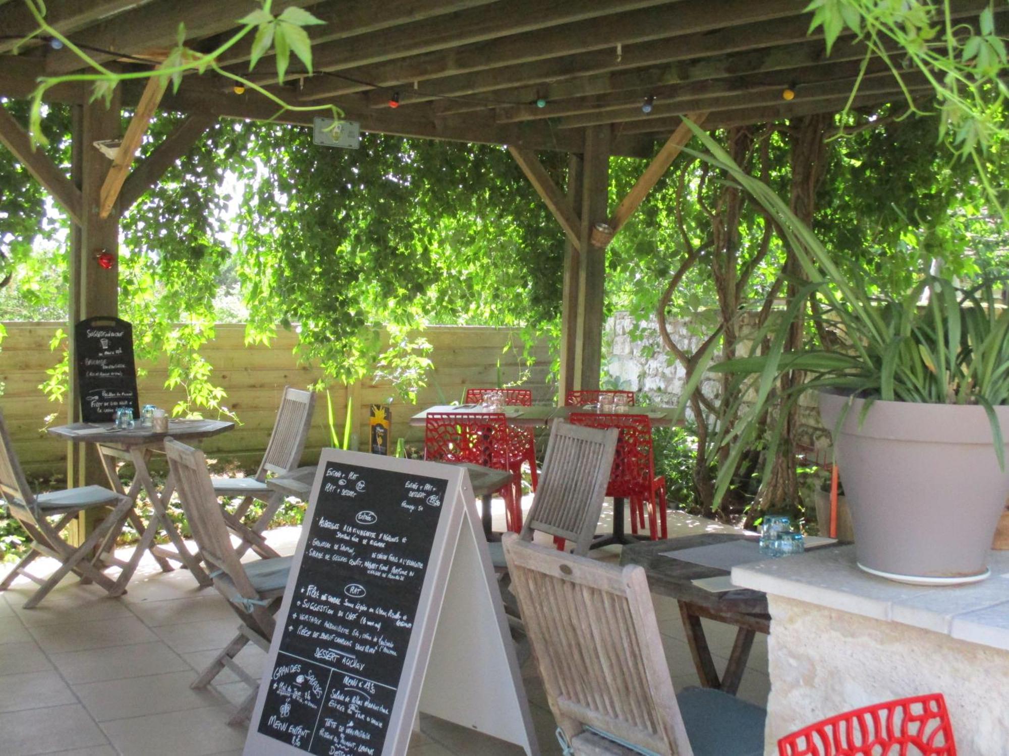 Auberge "Au Bon Accueil" Crouzilles Kültér fotó