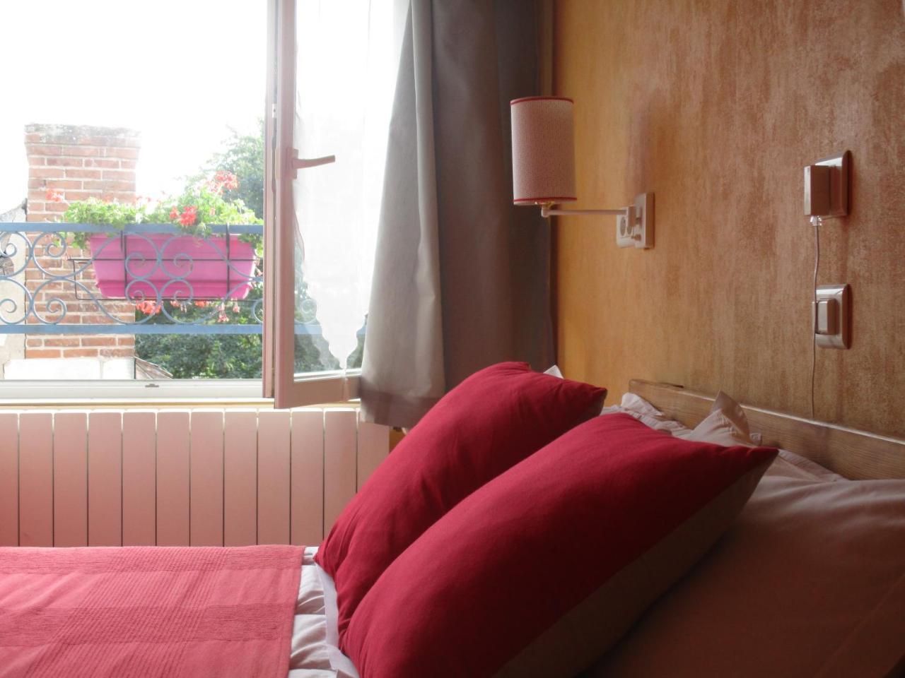 Auberge "Au Bon Accueil" Crouzilles Kültér fotó