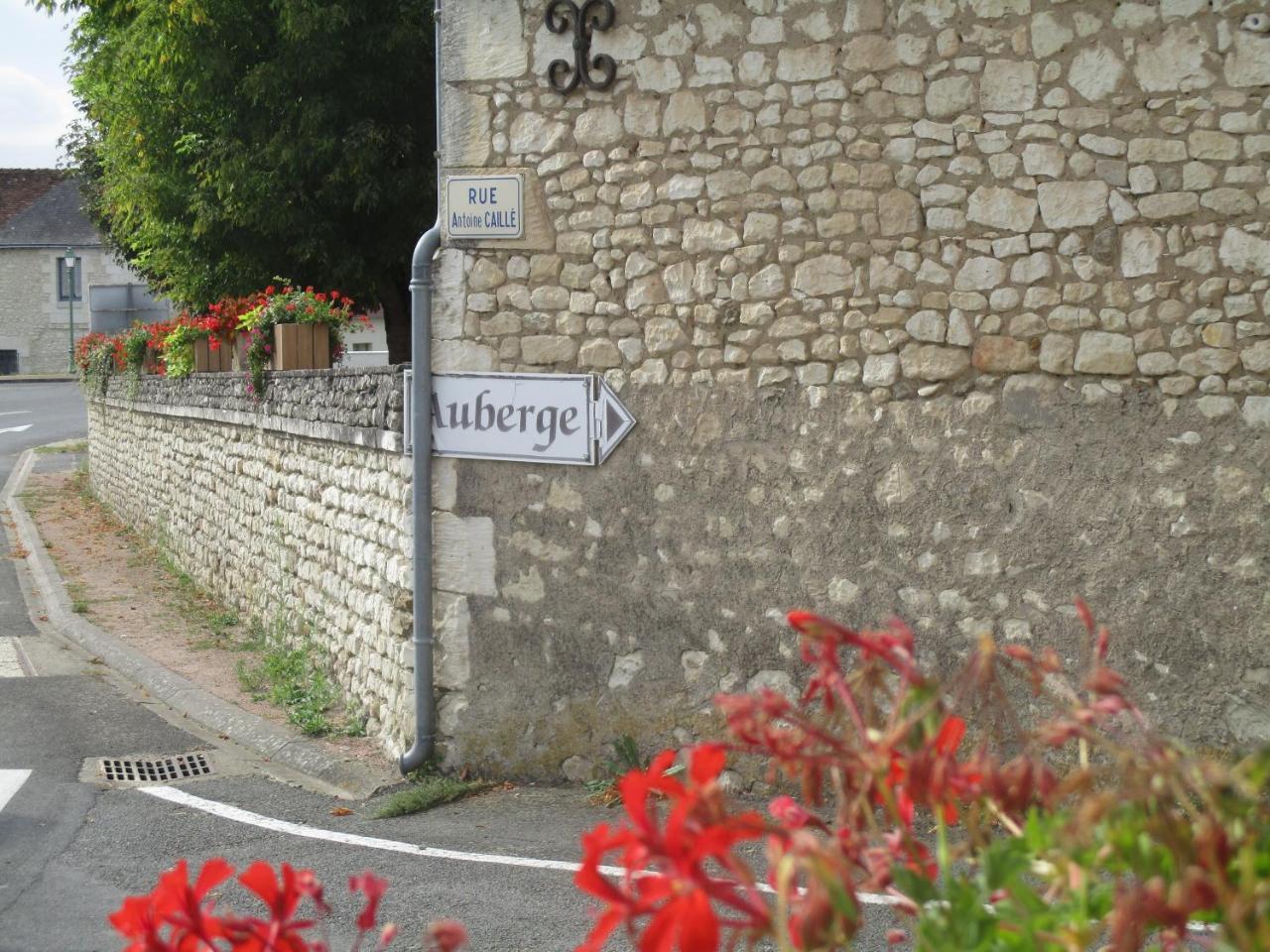 Auberge "Au Bon Accueil" Crouzilles Kültér fotó